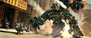 Michael Bay confirme qu'il n'y aura pas de Dinobots dans "Transformers 2", qui n'a pas été affecté par la grève des scénaristes, puisqu'il s'est chargé lui-même du script (suite ci-dessous).