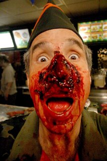 LLOYD KAUFMAN DANS "LES VAMPIRES DE ZANZIBAR" (suite ci-dessous)