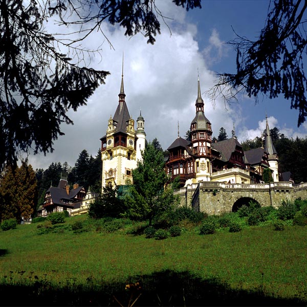 C'est le responsable de "Open Season", Jill Culton, qui dirigera "Hotel Transylvania", un film d'animation produit par Sony mettant en scène Simon Van Helsing, le plus jeune d'une longue lignée de chasseurs de vampires.