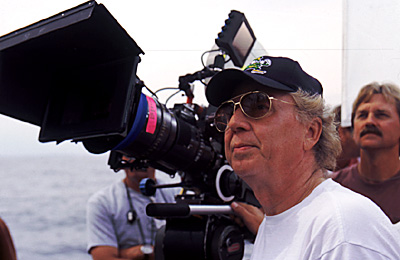 23 ans après ENNEMY MINE, retour à la science-fiction pour Wolfgang Petersen, avec le thriller futuriste UPRISING ! (suite ci-dessous)