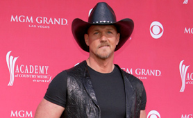 La star de country Trace Adkis (notre photo) fera une apparition, sous forme de fantôme, face à Kelsey Grammer dans le conte de NOel "American Carol" de David Zucker, d'après Dickens (suite ci-dessous).