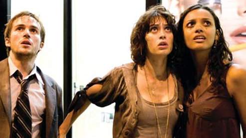 Lorsque le 22 avril sortira aux USA le dvd de "Cloverfield", deux fins alternatives seront inclues. Mais vous pouvez dores et déjà les découvrir ! (voir ci-dessous)