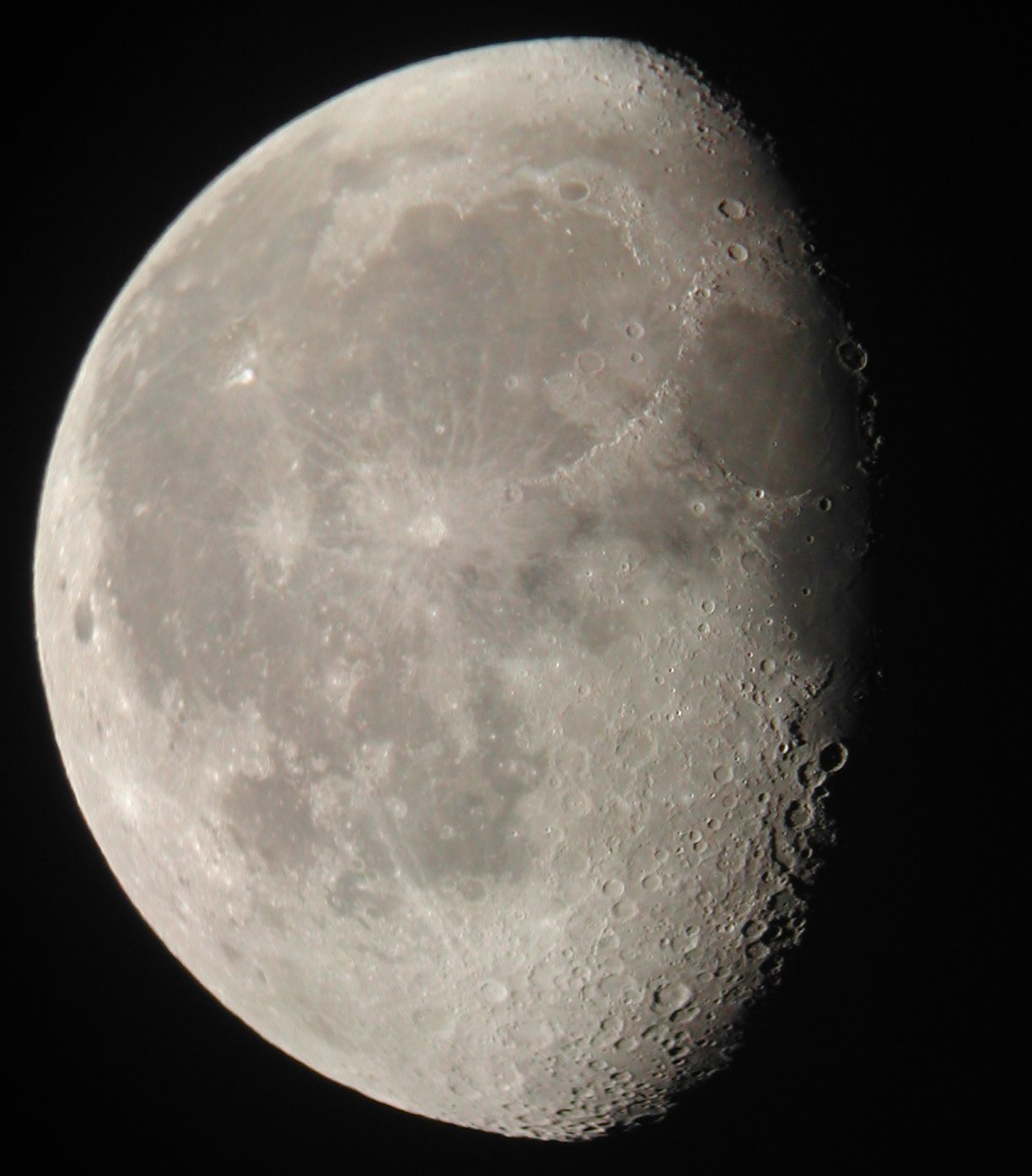 C'est Universal qui produira "Earth vs Moon",  un film de SF épique, un projet de Paul Wernick et Rhett Reese ("Monstres et Cie"), associés à Scott Stuber ("The Wolfman").