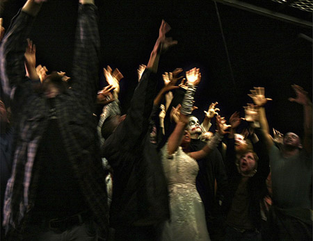 Dans ce film,  une épidémie se répand dans la contrée, suite à une expérience biologique d'un centre de recherche du gouvernement...