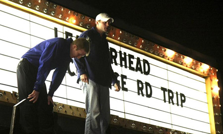 "Deadlands 2: Trapped"  contient de nombreuses références à d'autres films d'horreur, se déroulant quasi entièrement dans une salle de cinéma, à la manière du "Démons" de Lamberto Bava.