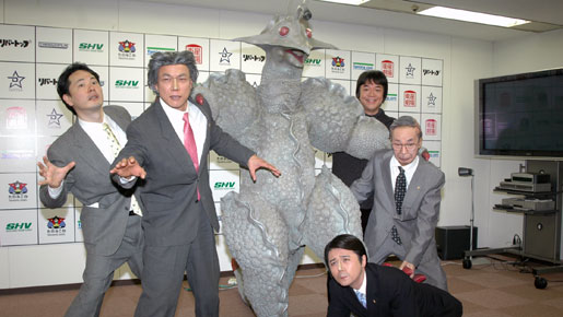 ... où Tageski Kitano tient cependant l'un des principaux rôles (notre photo : préproduction du film ). Takemajin, une divinité chargée de protéger le Japon depuis le commencement des temps...