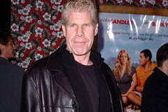Ron Perlman va jouer les méchants dans "Bunraku", avec Josh Artnett, Demi Moore et Woody Harrelson, un film à l'univers aussi stylisé que Sin City, mêlant expressionnisme allemand, jeux vidéo, univers BD et arts martiaux.