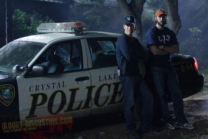 C'est à Austin qu'on lieu les prises de vue du remake de "Vendredi 13" produit par Brad Fuller et Andrew Form (notre photo, sur le tournage).Selon les infos, le nouveau Jason serait TRES impressionnant !