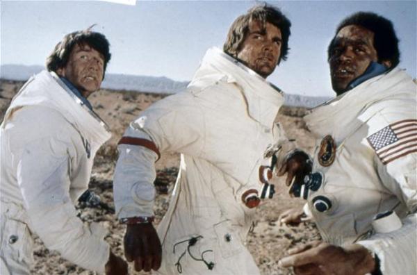 ... C'est Peter Hyams qui avait écrit et dirigé l'original, où l'on retrouvait Elliot Gould et James Brolin,avec O. J. SImpson dans un petit rôle.
