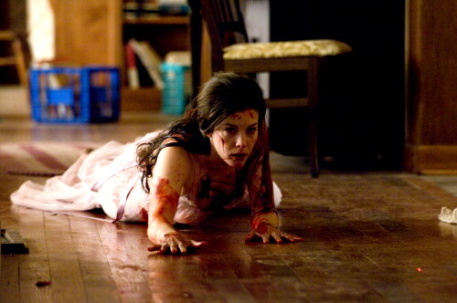 Suite au succès de "The Strangers" , sorti le 30 mai aux USA, une séquelle est en cours.. Dans l'orignal, un couple installé dans une maison de banlieue isolée était pris pour cible par trois dangereux étrangers masqués...