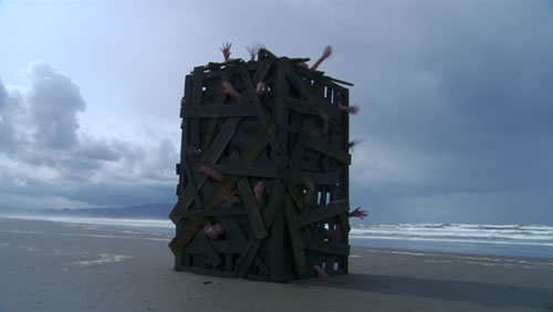 ... de son enfance, dans l'Oregon, le temps de s'occuper des droits de succession suite au décès de sa mère. Il y retrouvera son meilleur ami d'enfance mais sera pris dans une série d'événements allant crescendo....