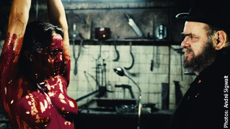 C'est le 8 aout que sort au Brésil le nouveau film de Jose Mojica Marins, "ENcarnacao do Demonio" ("Embodiment of Evil"), où le cinéaste reprend son célèbre rôle de Zé du Cercueil.....Le film y sera distribué par la Fox.