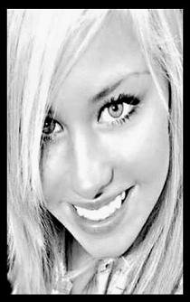 Tim Burton, qui travaille sur sa propre version d'"Alice au pays des merveilles", aurait trouvé l'interprète idéale, laquelle ne sera pas une enfant, mais une comédienne de 23 ans, Ryan Nicole Parker. Le tournage est imminent.