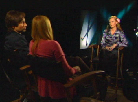 Staci interviewant Fox Mulder et Dana Scully