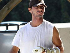 Le fait que Shia LaBeouf se soit cassé deux doigts suite à un accident de voiture sera exploité dans "Transformers : Revenge of the Fallen' déclare le réalisateur-producteur Michael Bay ! (suite ci-dessous)