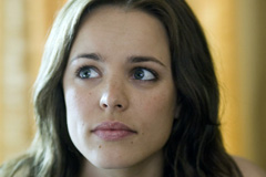 Rachel McAdams (notre photo) sera la vedette féminine du "Sherlock Holmes" de la Warner, où elle interprétera l'énigmatique Irene Adler, objet de la flamme du célèbre détective, un personnage apparu dans une seule histoire (suite ci-dessous)