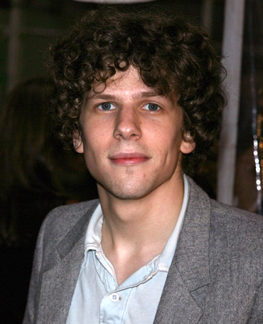 Jesse Eisenberg (notre photo) vient de rejoindre le casting de "Zombieland", en tournage sous la direction de Ruben Fleischer et produit par la Columbia (suite ci-dessous)