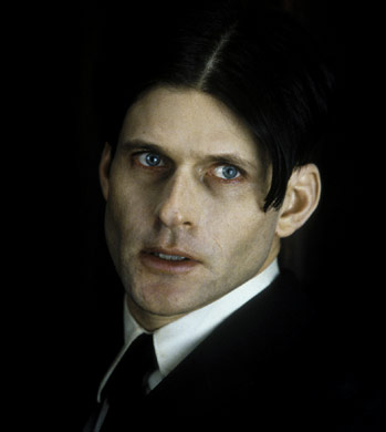 Crispin Glover a rejoint le casting d' "Alice au Pays des Merveilles" de Tim Burton, où il tient le rôle du Valet de Coeur, figurant ainsi aux côtés de Mia Wasikowska (Alice), Johnny Depp, Anne Hathaway et Helena Bonham Carter.