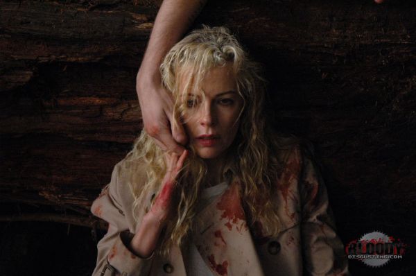 Premières photos du thriller "While She Was Out" où Kim Basinger incarne une femme au foyer forcée de défendre sa vie lorsqu'elle se retrouve prise au piège....