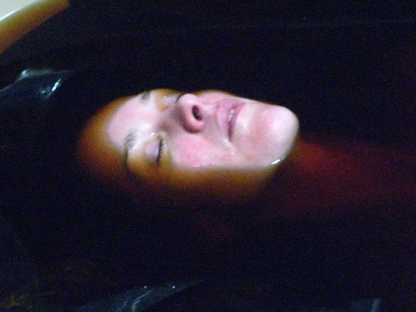 Premières images officielles de "Dark Woods", de Michael Escobedo, avec James Russo et Tracy Coogan. Dans ce thriller psychologique écrit par John Muscaner, un couple s'installe dans une cabane isolée dans les bois pour faire face à la maladie....