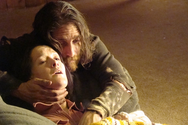 ... en phase terminale de la femme. Tandis que la maladie de celle-ci l'entraine de plus en plus profondément dans la démence et l'obscurité, l'amitié du mari et d'une adolescente du coin prend un dangereux et obsessif tournant....