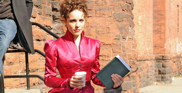 Rachel Adam, sur le tournage, interprète Irene Adler, un personnage apparu dans "Un scandale en Bohème" publié en 1891.