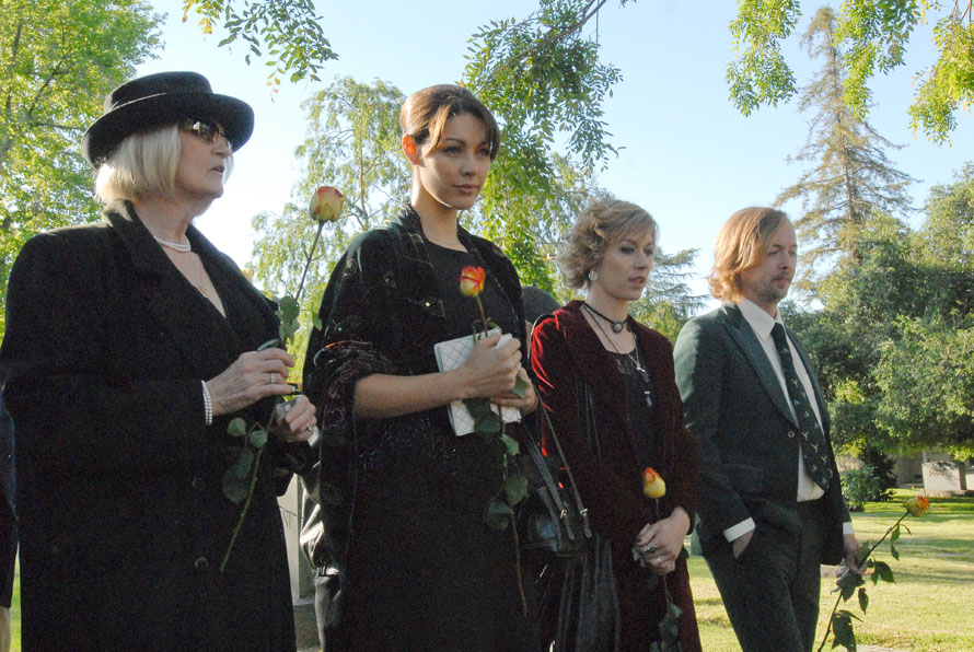 Comédie d'horreur récemment achevée du spécialiste des effets spéciaux D. Kerry Prior, "The Revenant" voit le dénommé Bart Gregory tué lors de la guerre d'Irak, et dont le corps est réexpédié aux USA, se lever de sa tombe (suite ci-dessous)