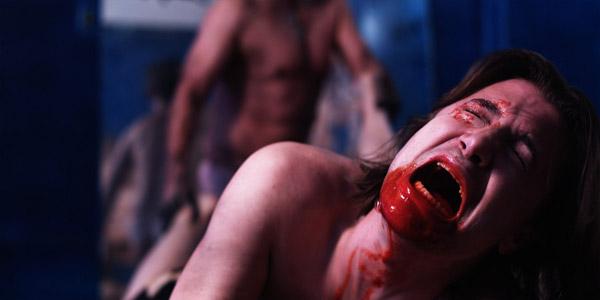 "Someone's Knocking at the Door"voit un groupe d'étudiants en médecine terrorisé par un couple de revenants (suite ci-desous)