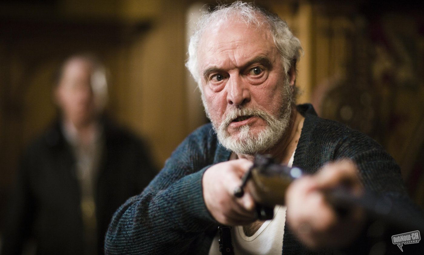 ....depuis 40 ans, où la nièce dudit hommes d'affaires avait disparu sans laisser de traces. Depuis, chaque année, quelqu'un se fait un malin plaisir de le lui rappeler à chacun de ses anniversaires. Secondé par une jeune femme rebelle et perturbée, le re