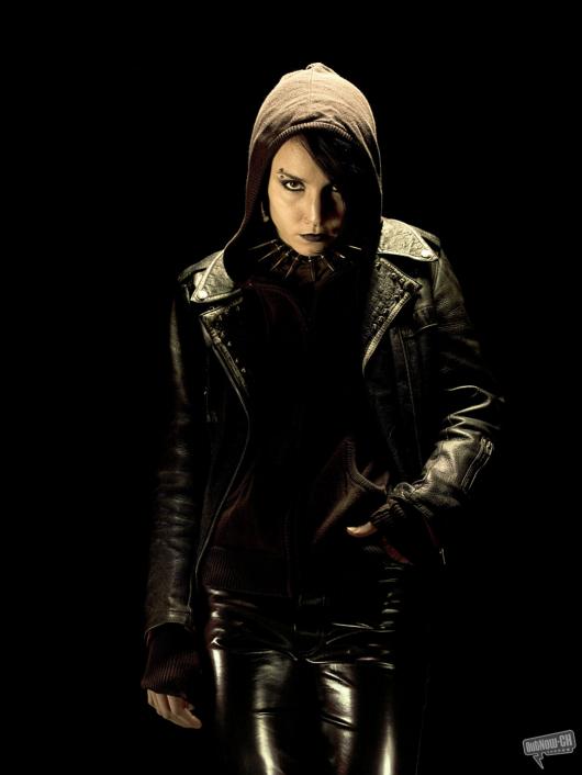 ... se plonge dans le dossier, se lançant avec son amie dans le monde des tueurs psychopathes, mettant à jour une histoire plus sombre et sanglante qu'ils n'auraient jamais pu imaginer...