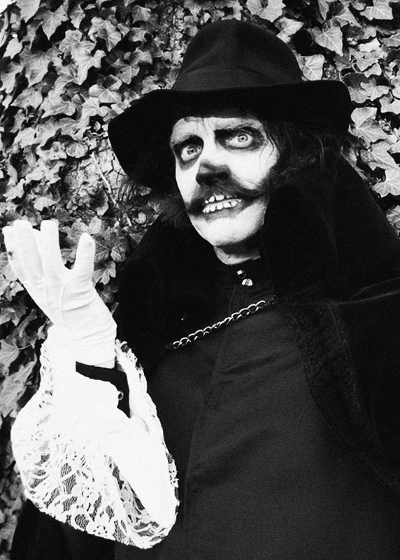 Bill Moseley ("The Devil's Rejects") dans "Halloween 2" de Rob Zombie, où il tient le rôle d'Uncle Coffins, hôte d'un double programme d'horreur télévisé d'Haddonfield.