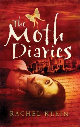 Dans "The Moth Diaries" de  Mary Harron (I Shot Andy Warhol, American Psycho, The Notorious Betty Page), adaptation d'un roman de Rachel Klein situé dans une école de filles et  paru en 2002 , une adolescente, Lucy, soupçonne sa camarade....