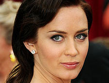 Emily Blunt, qui devait incarner la Veuve Noire dans le prochain "Iron Man" en sera empêchée par le tournage des "Voyages de Gulliver". Elle a donc été remplacée par Scarlett Johansson.
