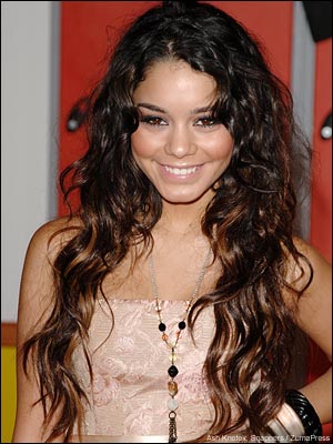 La jeune et séduisante Vanessa Hudgens est la vedette de deux nouveaux films de genre. (suite ci-dessous)