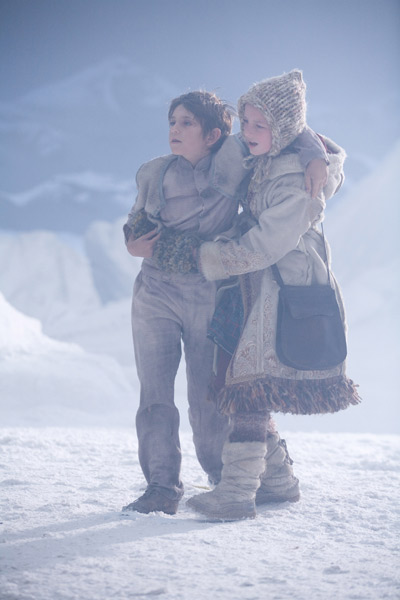 Charlie Rowe et Dakota Blue Richards