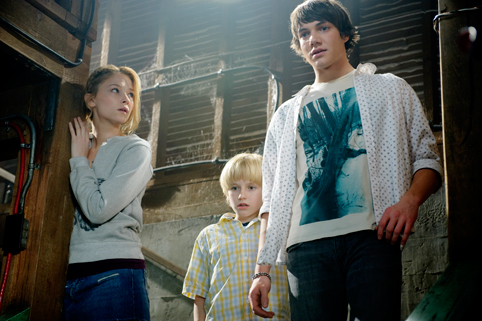 Premières images de "'The Hole", le nouveau Joe Dante, où deux frères récemment installés avec leur mère dans la bourgade de Bensonville, découvrent dans la cave de leur maison une trappe verrouillée.....