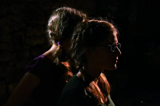 sont obligées de se mettre à l'abri sous la maison. Prisonnières de leur cave, elles découvrent bientôt qu'elles ne sont pas seules !