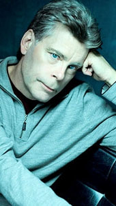 Hier, au Canon Theater de Toronto, Stephen King a donné une lecture d'un quart d'heure de son dernier roman "Under the Dome", suivie d'une interview d'une heure en compagnie du réalisateur David Cronenberg (suite ci-dessous)