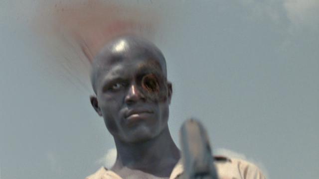 Violent et original, coréalisé et écrit par les frères Howard J. Ford et Jonathan Ford, "The Dead" est le premier zombie road-movie à se situer dans le cadre de l'Afrique, ayant été tourné au Ghana (suite ci-dessous)