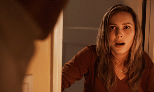 L'héroïne de "Solitary, est propriétaire de sa demeure de banlieue. Ou bien est-ce cette dernière qui possède  la jeune femme ? (voir ci-dessous)