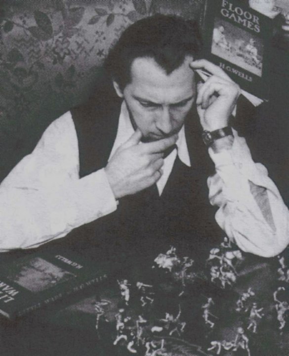 Peter Cushing était un membre enthousiaste de la Société des Modèles Réduits de Soldats. IL créa des modèles réduits de soldats de toutes les périodes de l'histoire militaire.