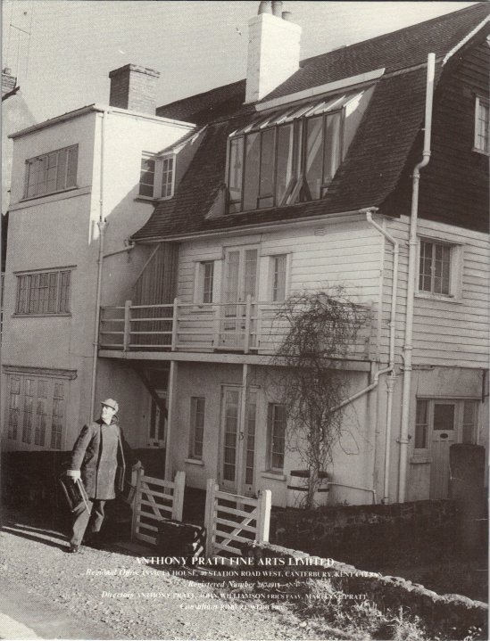 Peter Cushing devant sa maison de Whitstable