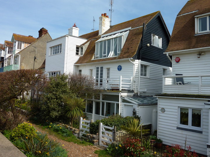 La maison de Peter et Helen Cushing : 3 Seaway Cottages, face à la mer, dans la charmante petite station (et port) balnéaire de Whitstable, dans le comté de Canterbury.