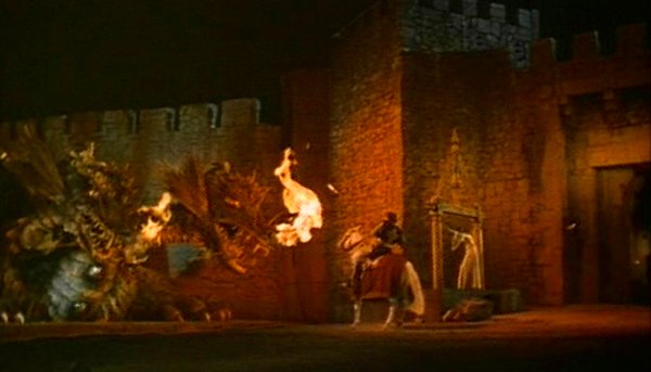 Le fameux dragon ! (une marionnette animée, dont des portions furent construites grandeur nature....