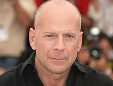 Dans le film de SF "Looper" de Rian Johnson, le personnage campé par Joseph Gordon-Levitt ("GI Joe") se retrouvera face à une version plus âgée de lui-même, rôle qui sera tenu par Bruce Willis ! (voir ci-dessous)