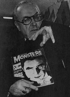 FJA arborant la bague de Bela Lugosi dans "Dracula"