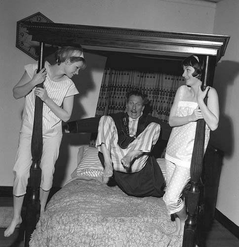 Peter Cushing interprétant Sir Hector Brown, aux côtés de Jennie Linden et d'Amanda Bass dans "Thark", au Garrich Theatre, le 29 septembre 1965, un rôle qu'il avait précédemment joué en 1956 au théâtre Yvonne Arnaud.