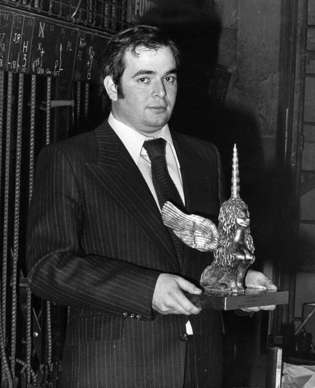 La Licorne d'Or (Grand Prix), remise au vainqueur par Alain Schlockoff, directeur du Festival