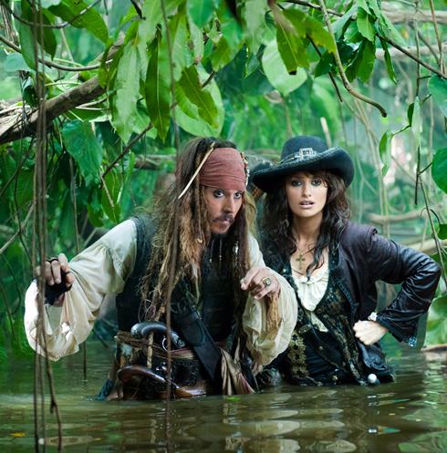 Le capitaine Jack Sparrow (Johnny Depp) en compagnie de son ancienne petite amie Angelica (Penélope Cruz)....