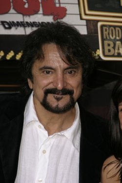 Marquant les débuts de Jeremiah Kipp, "The Sadist" est un film d'horreur indépendant où Tom Savini incarne un vétéran de guerre ayant subi de sérieux dommages psychologiques (suite ci-dessous)